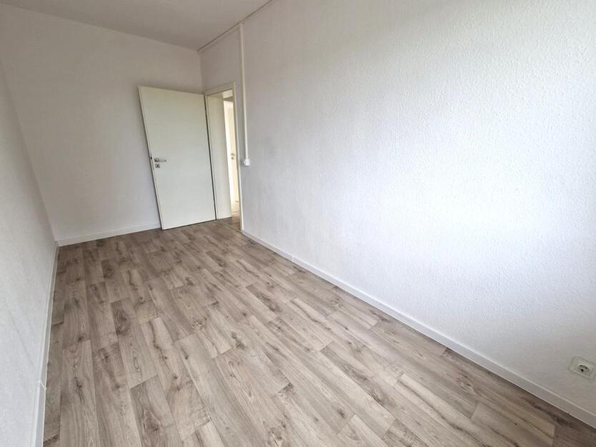 4-Zimmer-Wohnung im 2. Obergeschoss nach Renovierung zu vermieten zimmer