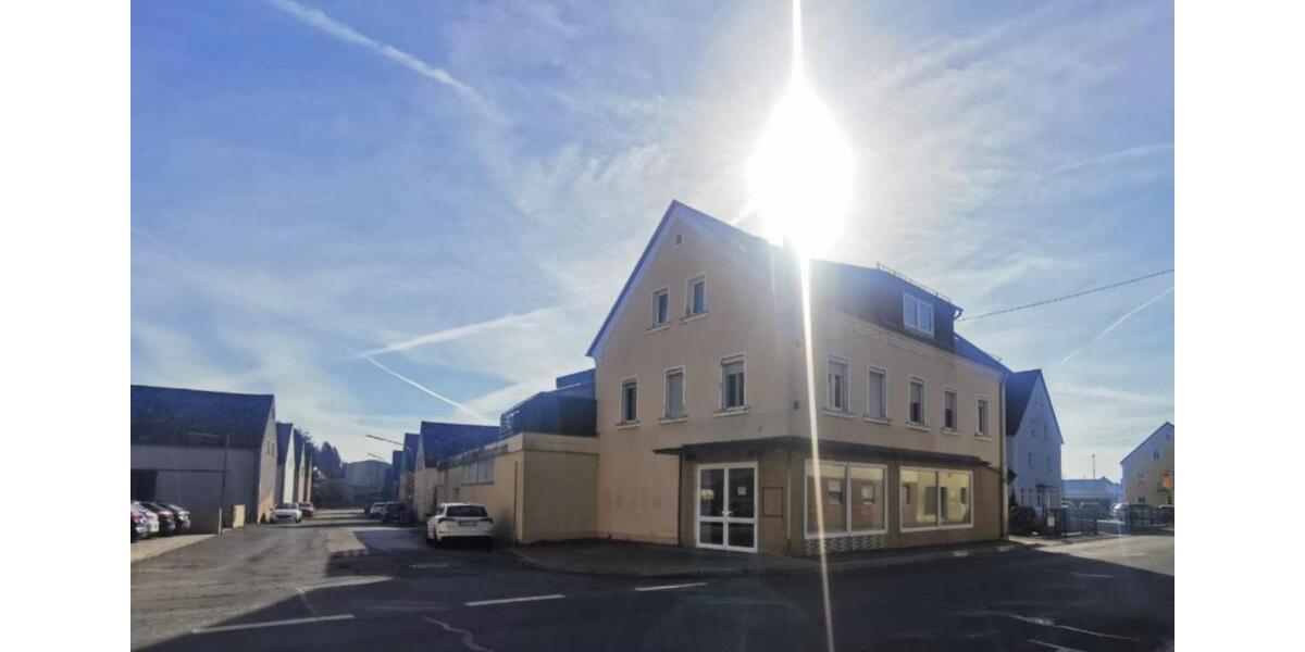Wohn- und Geschäftshaus in zentraler Lage von Pressath 8 zimmer