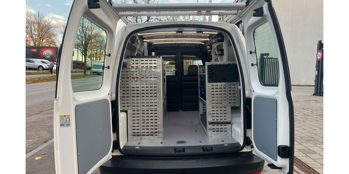 VW Caddy Maxi 124.572 km 16.950 € München 81825