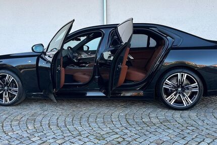 BMW i7 15.000 km 96.580 &euro; München 81245