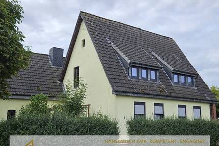 2 Fam.-Haus in zentraler Lage, großes grünes Grundstück mit Garage + Stellplätze - 2 Eingänge 7 zimmer