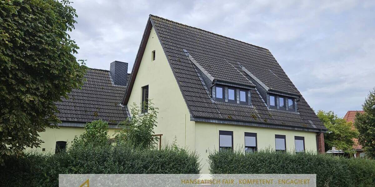 2 Fam.-Haus in zentraler Lage, großes grünes Grundstück mit Garage + Stellplätze - 2 Eingänge 7 zimmer