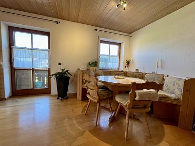 GEMÜTLICH MIT EINLIEGERWOHNUNG UND GARAGE - Etagenwohnung Stiefenhofen | Angebot:27081368