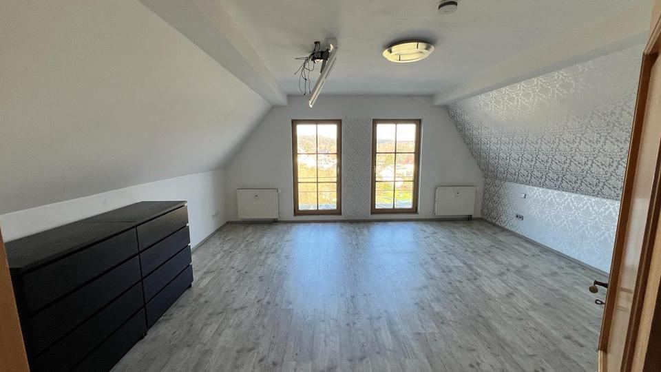 Dachgeschoßwohnung Neustadt an der Waldnaab - 7 Zimmer, 190 m&sup2;, 1.400&euro; | Angebot:24396234