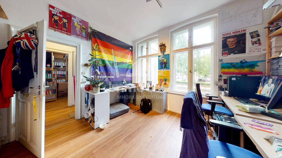 Gepflegte Büroeinheit in denkmalgeschütztem Altbau in erstklassiger Lage