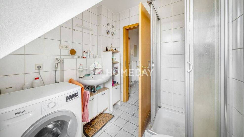 Sofort bezugsfrei: Gepflegte Dachgeschosswohnung mit Aufzug, Tiefgaragenstellplatz in zentraler Lage 1 zimmer