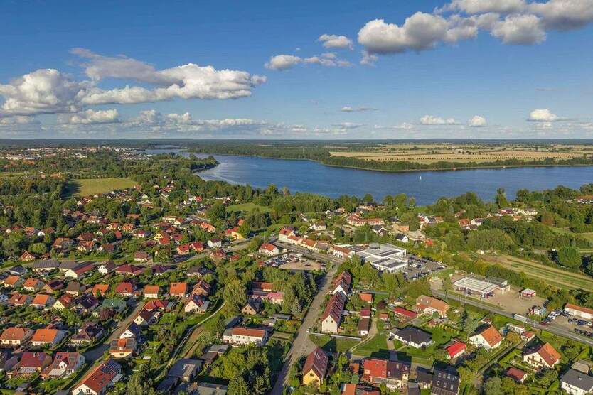 KENSINGTON - EXKLUSIV - Attraktiver Bungalow mit großem Grundstück und Nebengelass in Neuruppin! 4 zimmer