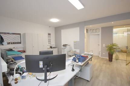 Attraktive Gewerbe-Bürofläche mit großer Schaufensterfront in Sandweier 2 zimmer