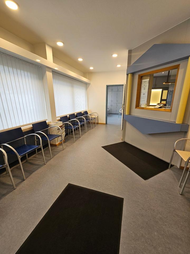 Moderne Praxisräume im Erdgeschoss – zentral, hell und bestens erreichbar zimmer