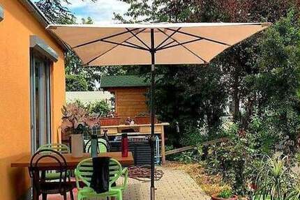Grünes Wohnen im Erlanger Stadtteil Kosbach. Großzügige 2-Zi-Garten-Wohnung mit Terrasse, Gartenanteil und Carport. 2 zimmer