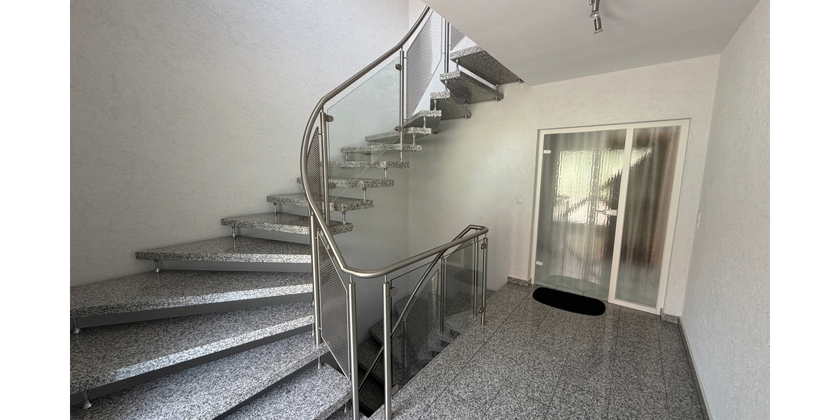 Panoramablick inklusive – Repräsentatives Familienanwesen mit Einliegerwohnung - Zweifamilienhaus Einselthum Rheinland-Pfalz | Angebot:27130624