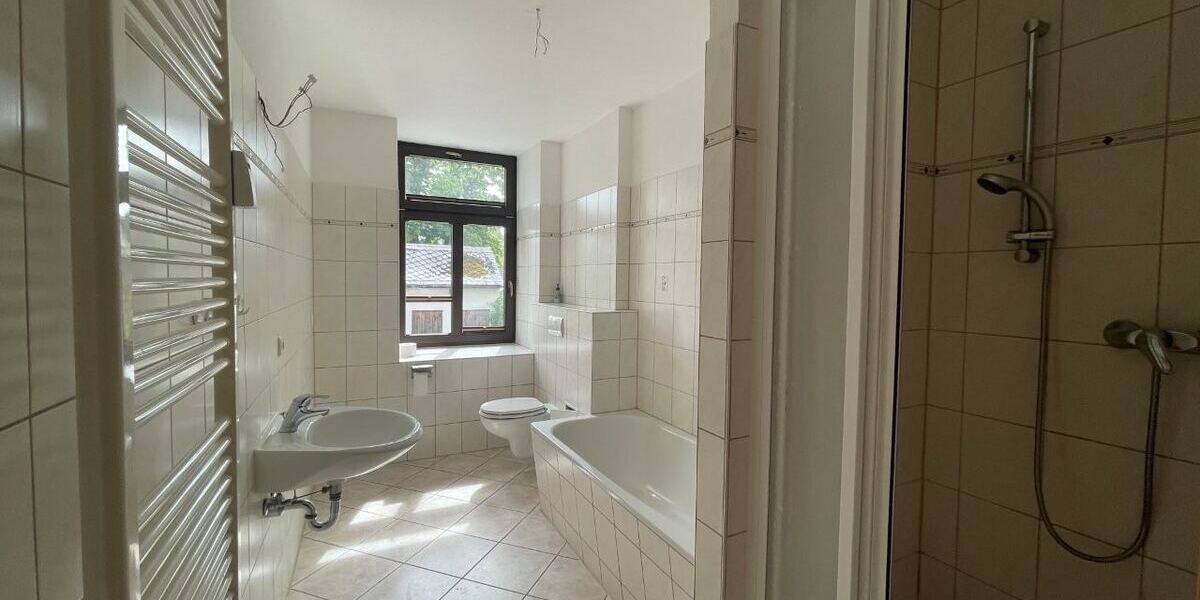 Zur ANLAGE: Komplett renoviert und modernisiert - mit Tageslichtbad, Balkon, Garage und Stellplatz! - Erdgeschoßwohnung Bärenstein Niederschlag | Angebot:26003489