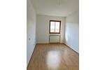 (13648 01) Meiningen: kleine ruhige 2-Zimmer Wohnung mit PKW-Stellplatz und Keller, EBK möglich