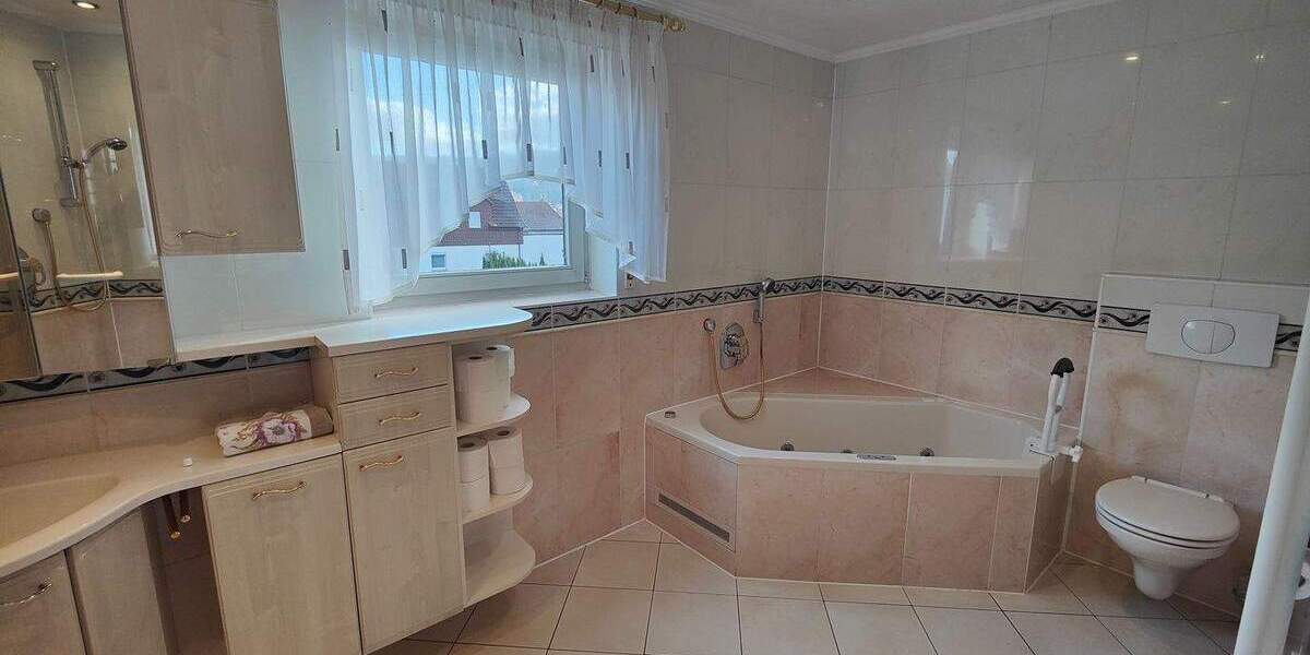 Einfamilienhaus Mitwitz - 7 Zimmer, 226 m&sup2;, 175.000&euro; | Angebot:25801330