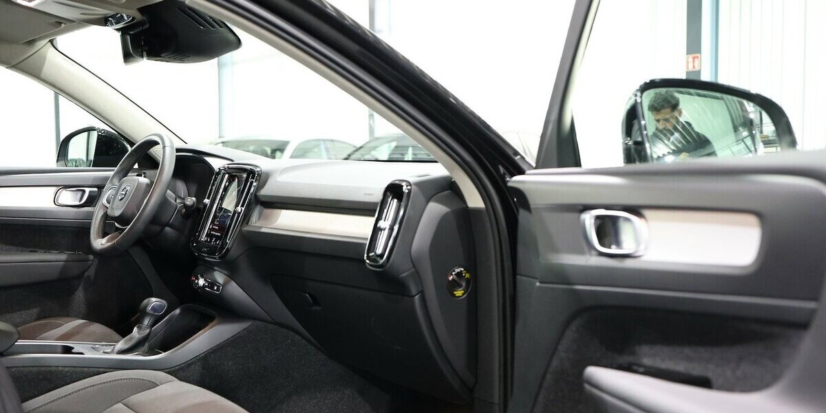 Volvo XC40 T3 MOMENTUM-PRO VIRTUAL-COCKPIT, MATRIX-LED 74.000 km 23.444 &euro; Hamm 59077