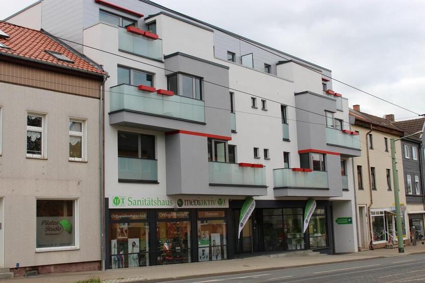 Großzügiges Gewerbe mit Parkfläche