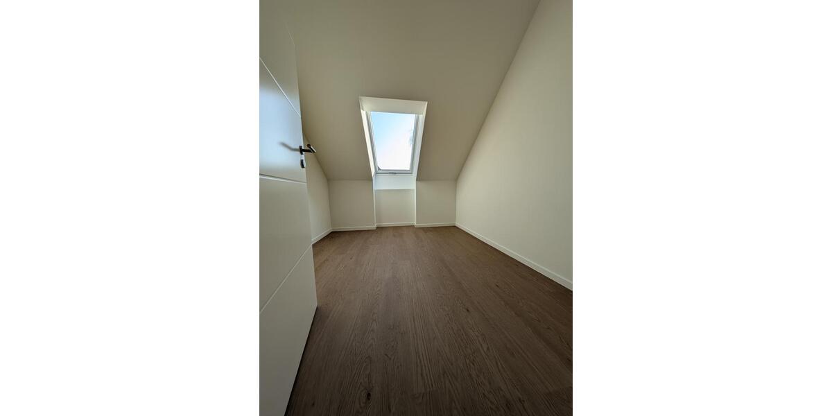 Dachgeschoßwohnung Güstrow - 4 Zimmer, 122 m&sup2;, 1.652&euro; | Angebot:25214617
