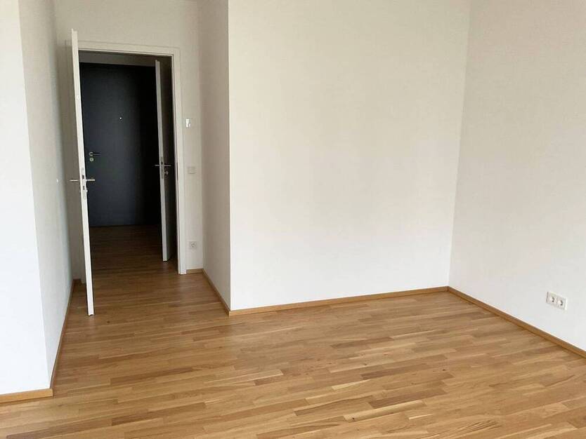 Helle 2-Zimmer-Wohnung mit Terrasse, moderne Neubau-Ausstattung mit Echtholzparkett + Einbauküche