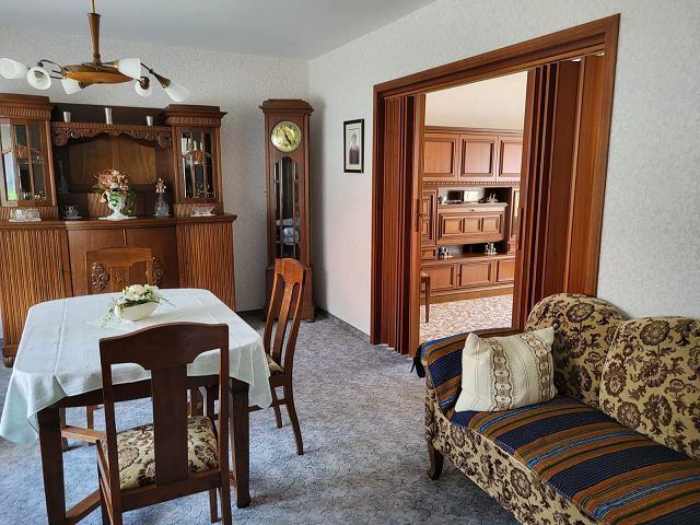 Gepflegtes Wohnhaus mit angrenzender Weide sucht neue Besitzer. 7 zimmer