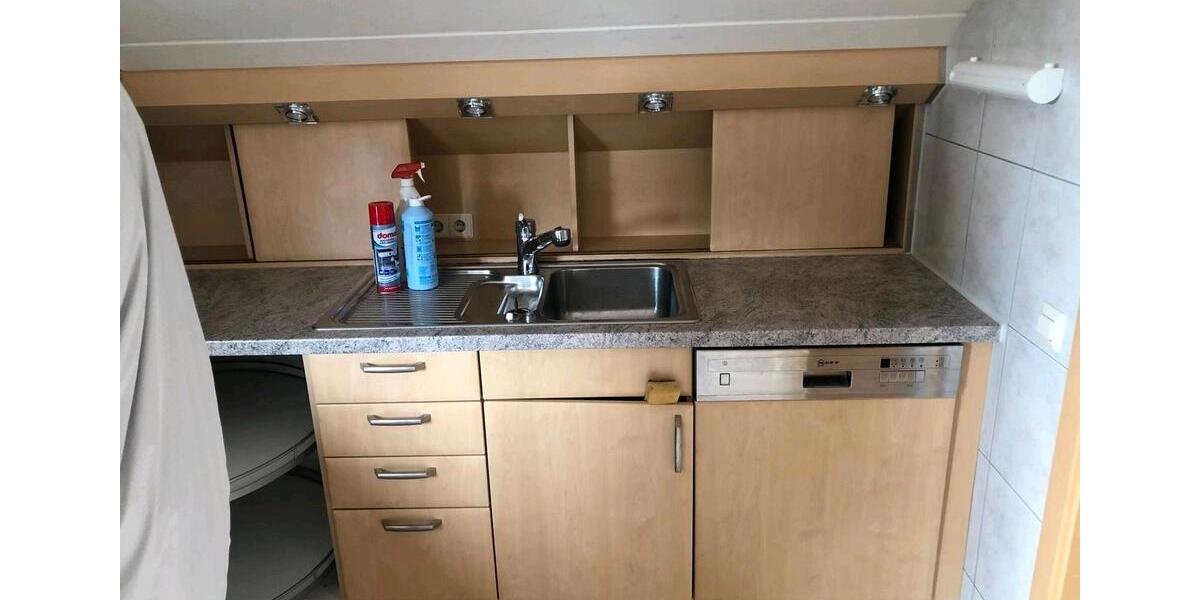 Helle 4-Zi DG Wohnung, Stellplatz Balkon Tageslichtbad EBK 4 zimmer