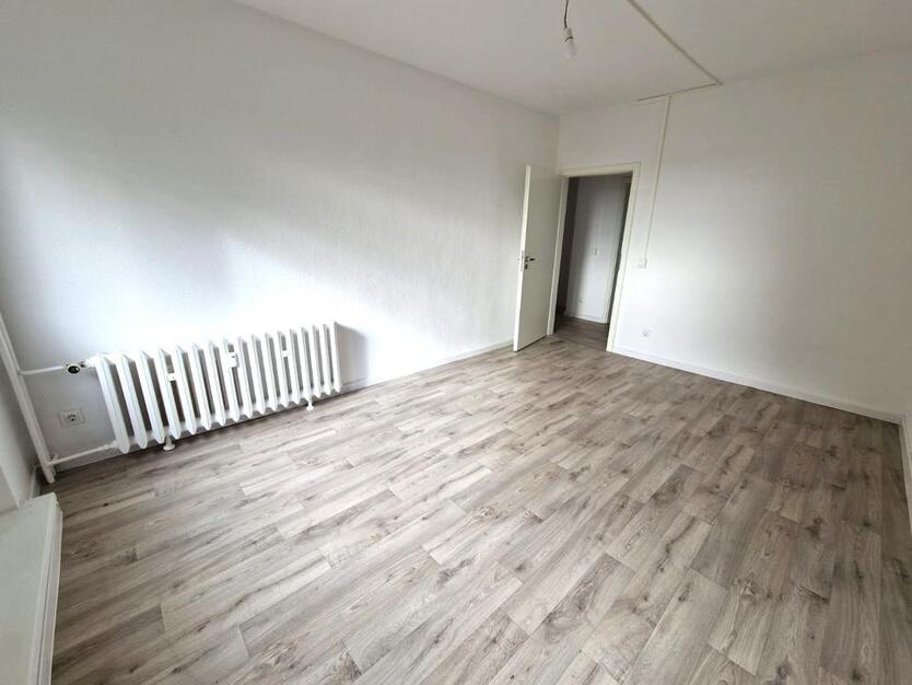 4-Zimmer-Wohnung im 2. Obergeschoss nach Renovierung zu vermieten zimmer