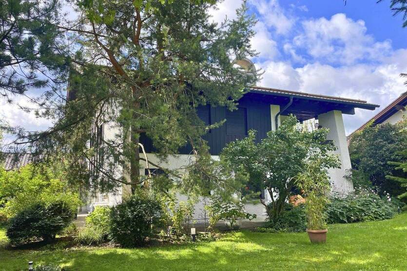 Charmantes, vermietetes Doppelhaus für zwei Familien mit großem Garten und viel Potential