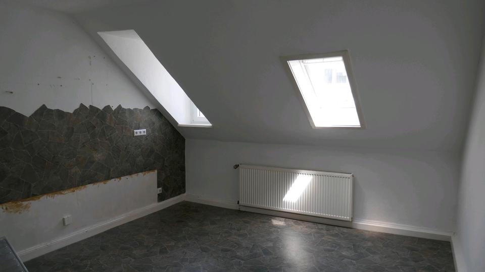 Dachgeschoßwohnung Bergisch Gladbach Alt-Frankenforst - 3 Zimmer, 80 m&sup2;, 640&euro; | Angebot:24819802