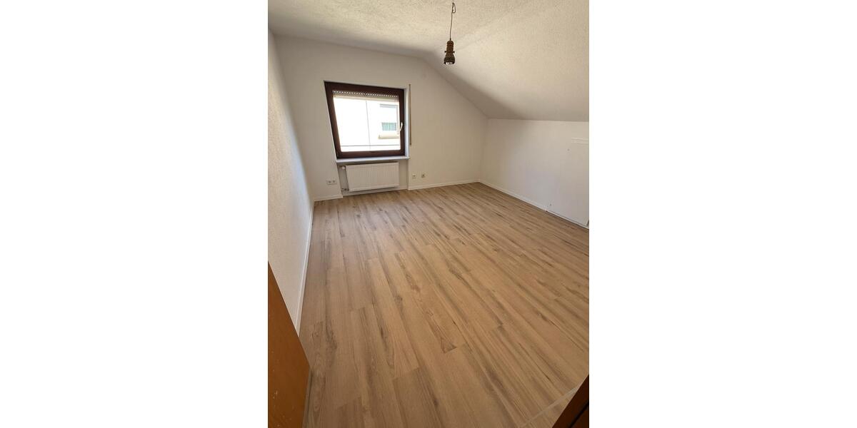 Dachgeschoßwohnung Leingarten - 3 Zimmer, 70 m&sup2;, 910&euro; | Angebot:26326703