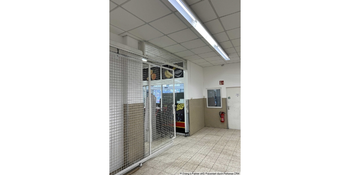 Laden direkt neben Eingang von 