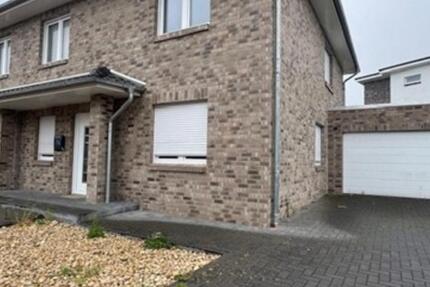 Doppelhaushälfte mit Garage, überdachte Terrasse u. Rasenfläche