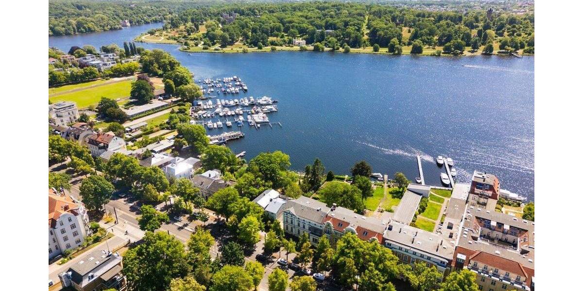 A Jewel by the Water - Timeless Elegance with private boat dock and view of Lake Tiefer See 5 zimmer