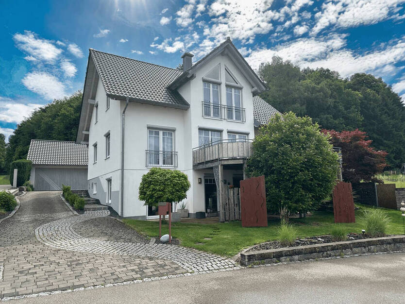 Modernes Wohnen mit Stil: Großzügiges Einfamilienhaus auf weitläufigem Grundstück