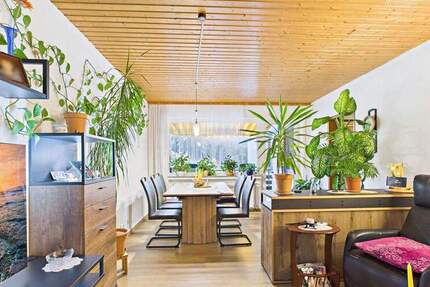 4-Zimmer-Wohnung renoviert: Neue Fenster, Böden, Balkon & TG-Stellplatz, Pool inklusive 4 zimmer