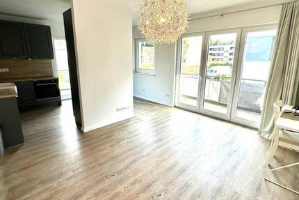 Neuwertige & fam.frdl. 4½-Zi.-ETW mit 2 Balkonen + Stpl. in ruhiger Seitenstraße