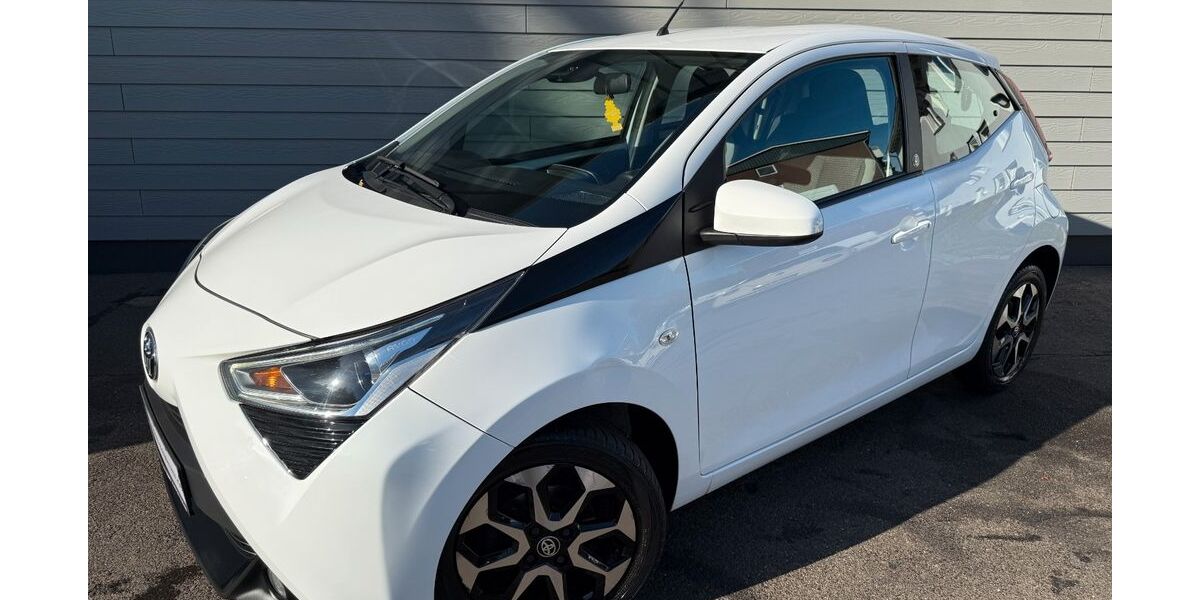 Toyota Aygo (X) 96.394 km 9.400 &euro; Neumünster 24536