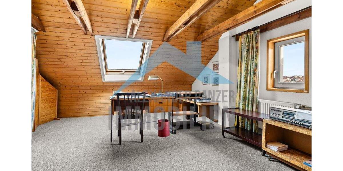 Großzügiges Zweifamilienhaus mit viel Platz in zentraler Lage von Lohfelden! 7 zimmer