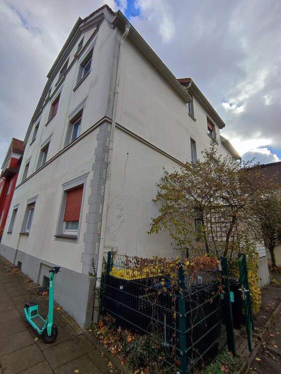 5-Zimmerwohnung, vermietet, renovierungsbedürftig 5 zimmer