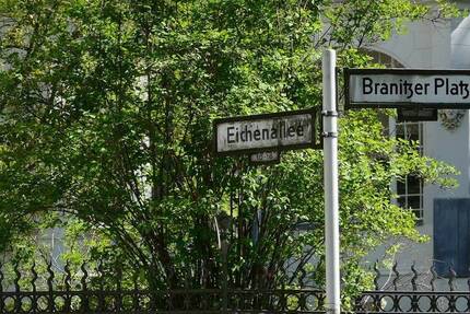 *Villenkolonie Westend*: attraktive Dachgeschoßwohnung mit Terrasse, Einbauküche & Kamin