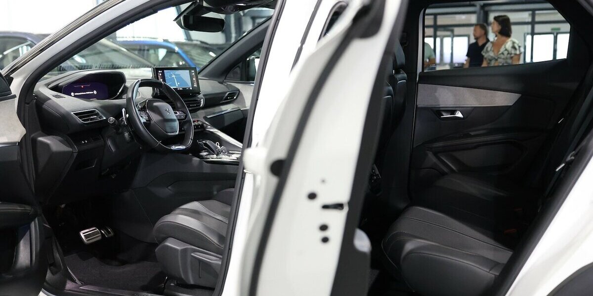 Peugeot 3008 1.2 PureTech ALLURE GT-LINE / I-COCKPIT,LED 22.000 km 17.777 &euro; Hamm 59077
