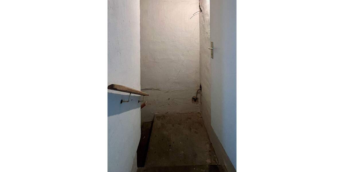 Gewerbeeinheit mit vielseitiger Nutzungsmöglichkeit - vermietete Teilfläche und großzügige Lagerflächen 4 zimmer