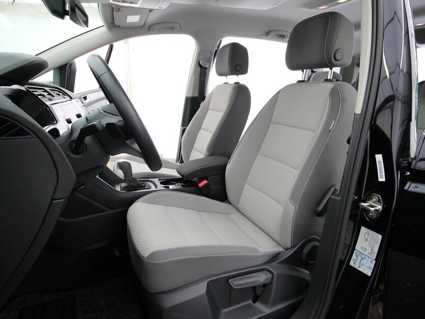 VW Touran 1.5 TSI 7-DSG Comfortline 7-SITZ+NAVI+AHK 25.069 km 32.790 € Hagenow 19230