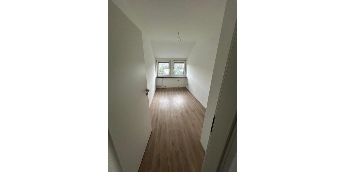 Dachgeschoss Wohnung 3 Zimmer 65 qm mit Balkon und Gartennutzung zimmer