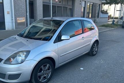Ford Fiesta 235.332 km 1.050 &euro; Düsseldorf 40235