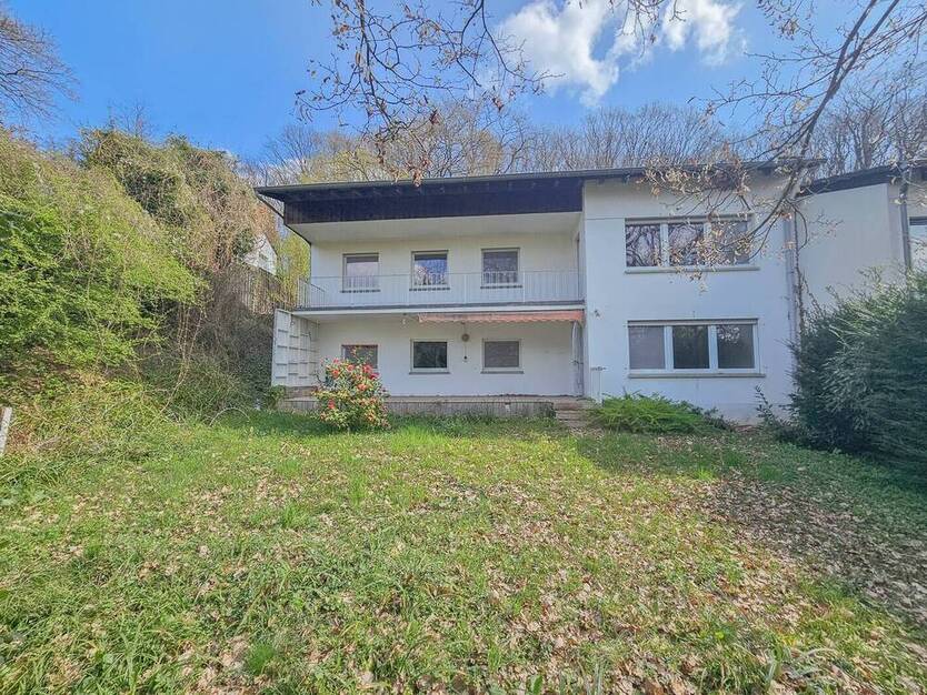 Teilrenoviertes Zweifamilienhaus in Ortsrandlage von 53127 Bonn - Ippendorf!