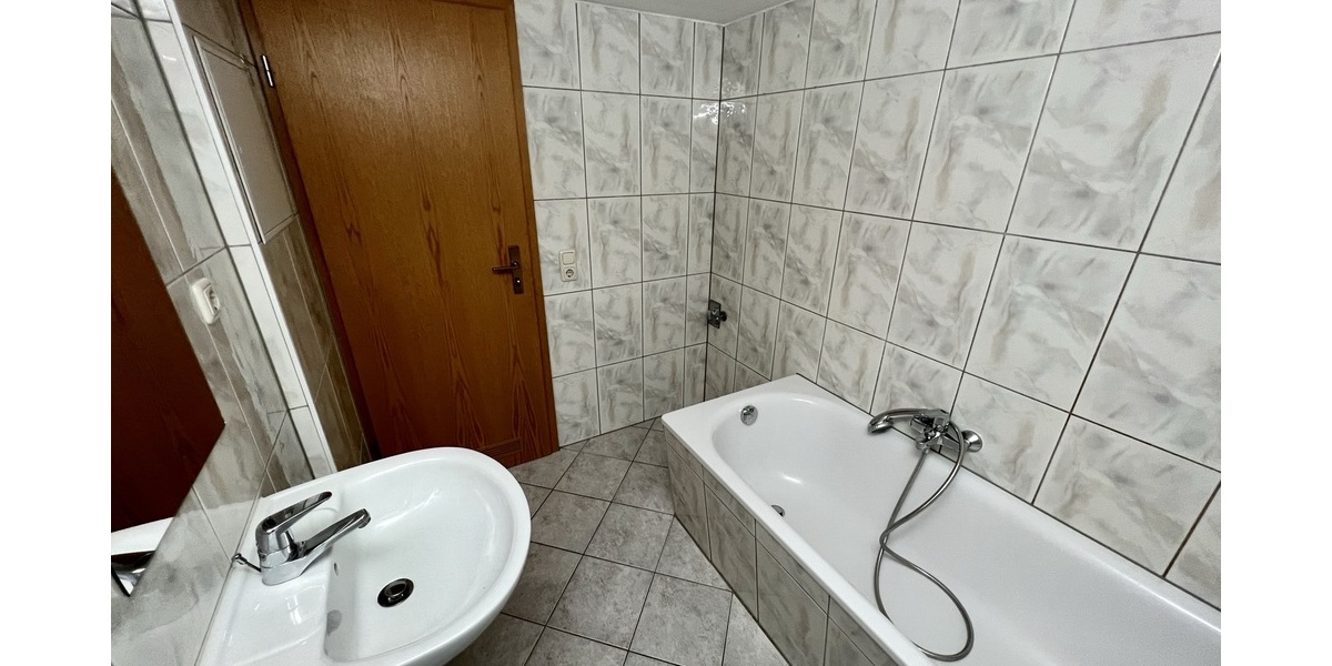Renditeobjekt: zentrumsnahe 3-Raum-ET-Wohnung mit Stellplatz - Dachgeschoßwohnung Gera Ostviertel | Angebot:26464090