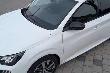 Peugeot 208 7.844 km 15.500 &euro; Miesbach 83714