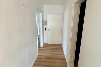 Dachgeschoßwohnung ab sofort 2 Zimmer Erstbezug nach Sanierung