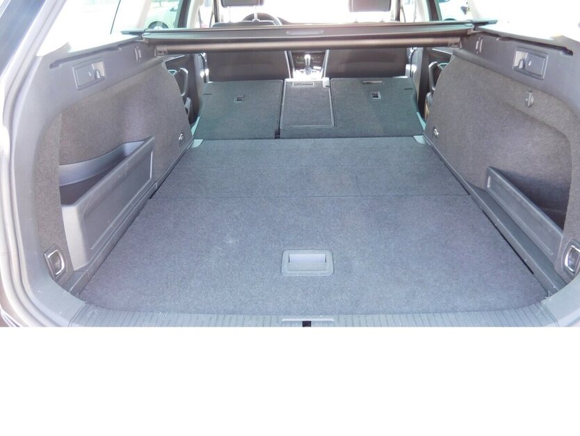 VW Passat Variant 1.4 GTE Benzin/Hybri TSI DSG Navi 35.600 km 23.990 € Vordorf 38533