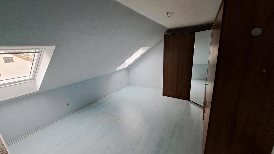 Dachgeschoßwohnung Oelsnitz (Erzgebirge) - 3 Zimmer, 86 m&sup2;, 89.000&euro; | Angebot:24788142