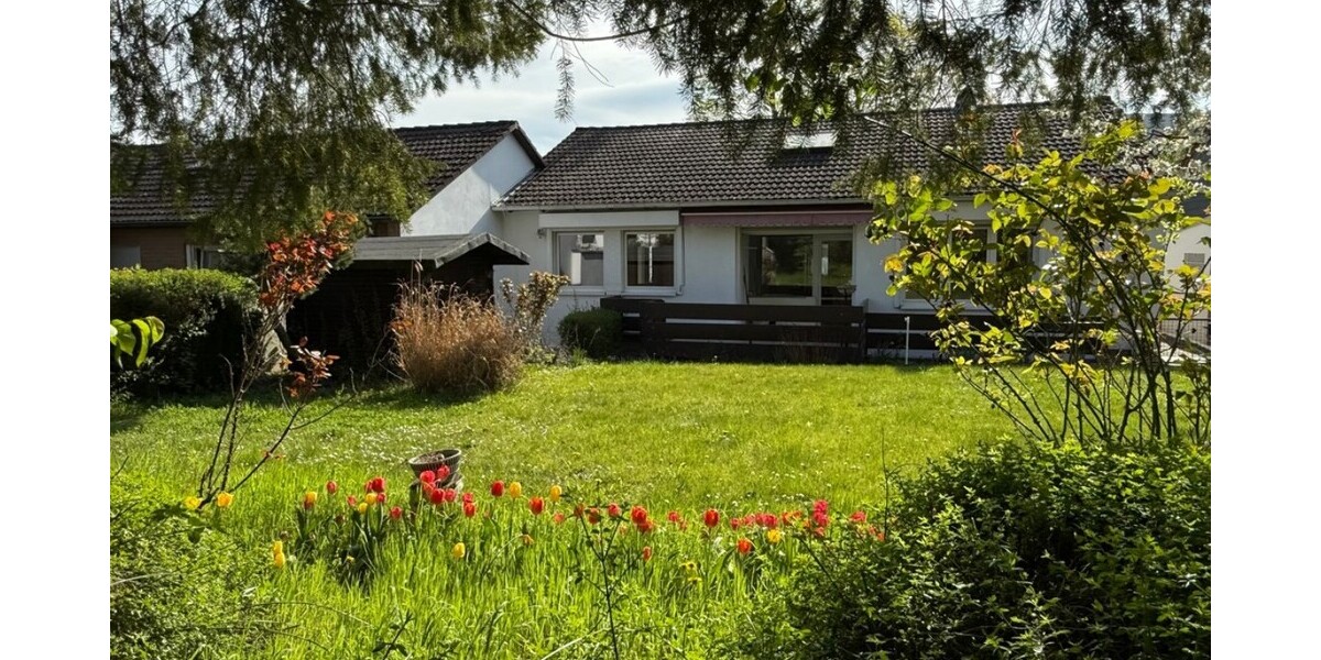Schwalbach: Ruhig wohnen am Grüngürtel – Bungalow mit großem Garten und vielseitigem Raumangebot - Einfamilienhaus Schwalbach | Angebot:26534677